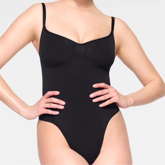 skims Shapewear Bodysuits
SEAMLESS SCULPT
thong BODYSUIT - Picture 2 of 5